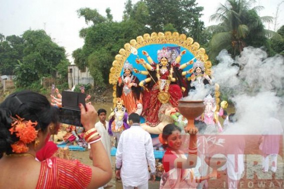 Wave of emptiness grips people with â€˜Dashamiâ€™-the last of Durga puja